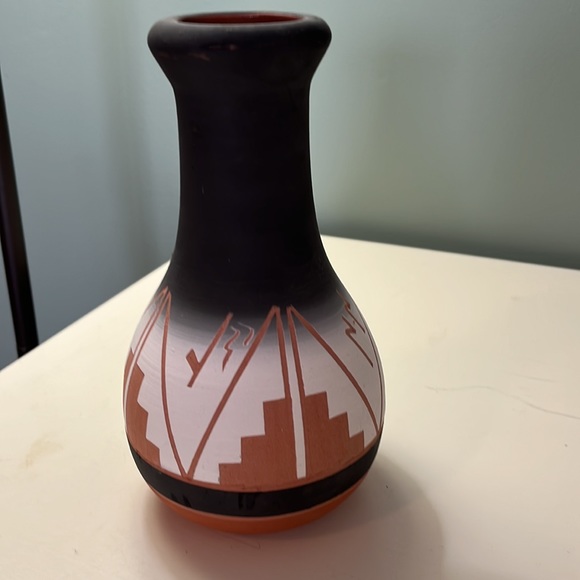 Vintage Sioux pottery. Black, white and terracotta. - Picture 2 of 4